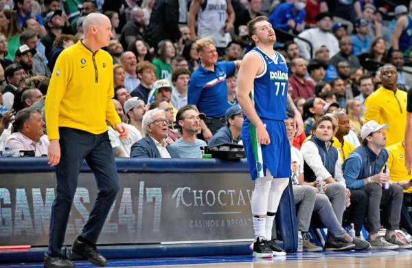 Luka Dončić (v modrem dresu) je z Dallasom moral prepustiti 
zmago Indiani in njenemu trenerju Ricku Carlislu (levo).  