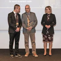 Ob direktorju družbe SBR Robertu Muleju sta nagrade podeljevala 
tudi ministrica za javno upravo Sanja Ajanović Hovnik in predsednik strokovnega sveta dr. Janez Bogataj.