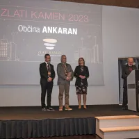 Ob direktorju družbe SBR Robertu Muleju sta nagrade podeljevala 
tudi ministrica za javno upravo Sanja Ajanović Hovnik in predsednik strokovnega sveta dr. Janez Bogataj.