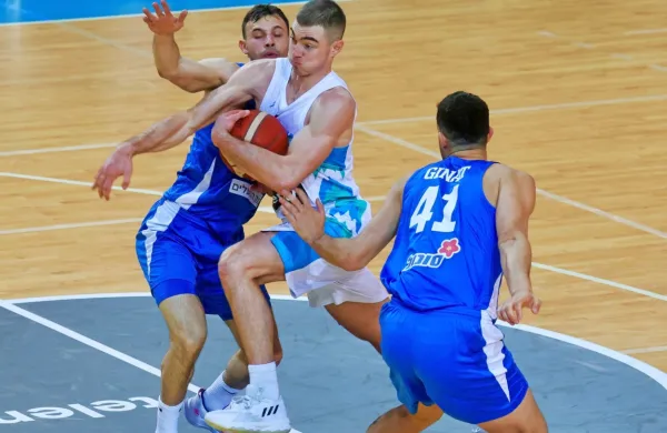Sicer uspešne kvalifikacije so slovenski košarkarji (v svetli opremi) sklenili s porazom proti Izraelu v  Kopru.