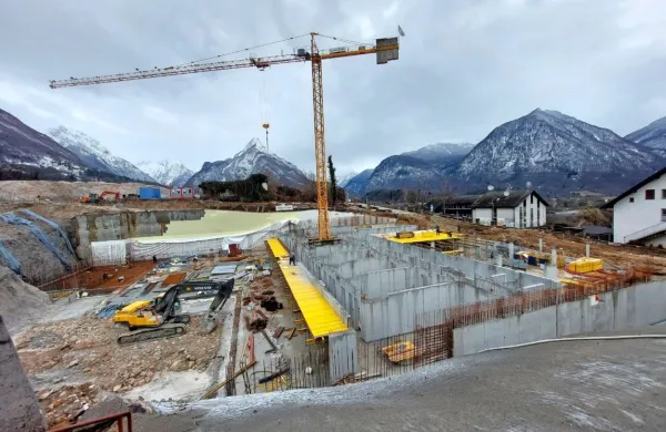 V Dolb  bodo vključili novo sodobno izolirano      športno dvorano, 
zato stroški  ogrevanja, ki jih plača občina,  ne bodo višji od tistih v  
stari dvorani.                 