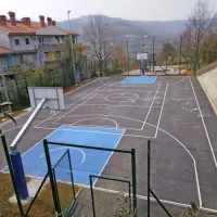 V Prisojah so sanirali  dotrajano košarkarsko igrišče in ga na novo 
ogradili. 