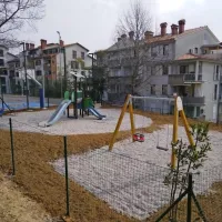 Otroško igrišče v Prisojah ima novo podlago ter novi dvojni 
gugalnici in igrali na vzmet.