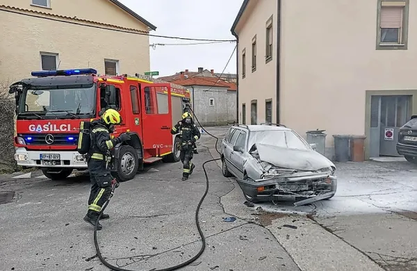 Avto  je  po    čelnem  trku  še  zagorel.  Požar  so  pogasili  bistriški  gasilci.    