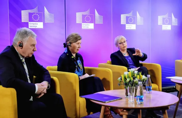 V razpravi o medijih so sodelovali (z desne) predsednica Nataša 
Pirc Musar, podpredsednica Evropske komisije Vera Jourova in 
ukrajinski veleposlanik Andrij Taran.
