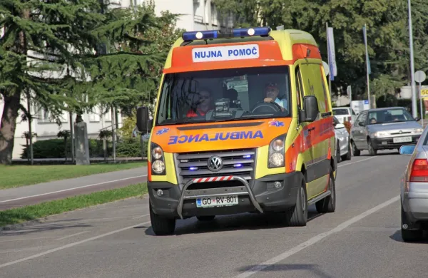 Huje po&scaron;kodovanega voznika iz avta re&scaron;ili gasilci