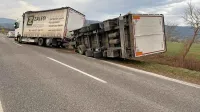 Včeraj zjutraj je na regionalni cesti Vipava–Podnanos, pri odcepu 
za Manče, sunek burje prevrnil prikolico češkega  tovornega 
vozila. 