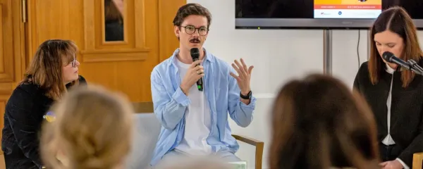 V Pomniku miru na Cerju je ukrajinski pisatelj, publicist in novinar Mark Livin govoril o  tem, kako vojna vpliva na Ukrajince.   