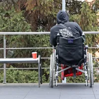 V knjigi Marka LIvina so tudi izsledki  psihologa, ki dela s 
travmatiziranimi ljudmi.