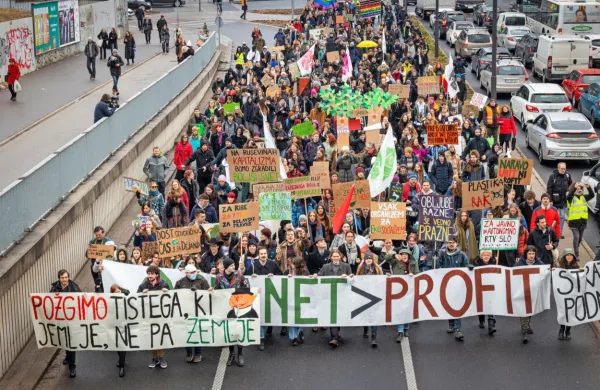 Mladi za podnebno pravičnost so danes s protestom v središču 
Ljubljane glasno opozorili na ignoranco oblastnikov do reševanja 
okoljske krize in jih pozvali k ukrepanju. 
