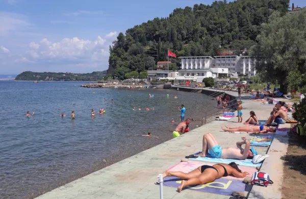 Sanacije plaže v Fiesi ni v predlogu občinskega proračuna, a 
svetnik Davorin Petaros predlaga revizijo njene prenove, nato 
njeno sanacijo in tudi vključitev v krajinski park Človek in 
biosfera.   