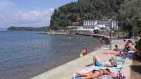 Sanacije plaže v Fiesi ni v predlogu občinskega proračuna, a 
svetnik Davorin Petaros predlaga revizijo njene prenove, nato 
njeno sanacijo in tudi vključitev v krajinski park Človek in 
biosfera.   