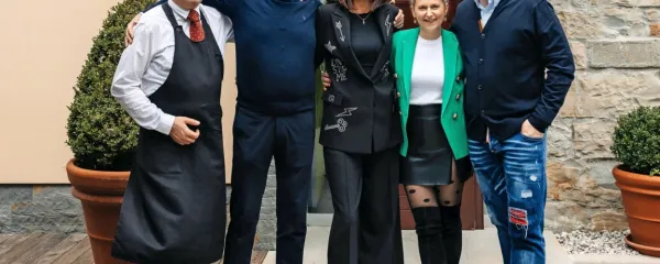 Složni deležniki v Hiši Torkla (z leve): novi gostitelj Zoran Bogdanovski, lastnik Ivo Krebelj s soprogo Marušo Šegec ter Andreja in Sebastjan Kovačič, ki po desetletju zapuščata Korte.
