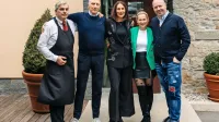 Složni deležniki v Hiši Torkla (z leve): novi gostitelj Zoran Bogdanovski, lastnik Ivo Krebelj s soprogo Marušo Šegec ter Andreja in Sebastjan Kovačič, ki po desetletju zapuščata Korte.