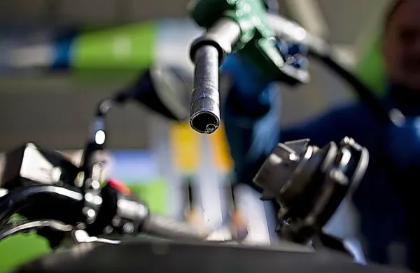 Države članice EU so se danes odločile, da preložijo končno 
odločanje o prepovedi vozil z motorji na notranje izgorevanje po 
letu 2035