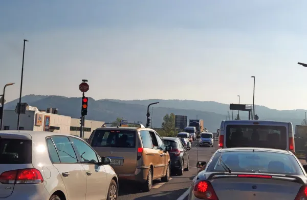 Za prometne zastoje na Tovarniški cesti je  krivo tudi nepretočno 
križišče na obvoznici, ki ga je nameravala direkcija za infrastrukturo nadgraditi že pred dvema letoma. 