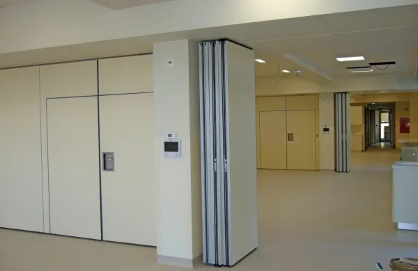 Prostori so zgrajeni po najsodobnejših standardih, oddelek ima lasten 
sistem prezračevanja,  vsi prostori vse priključke in inštalacije, potrebne za 
namestitev postelj v epidemijah, površino je  mogoče razdeliti v tri ločene 
prostore z zložljivimi pregradami, ki ob zapori vsaka 100-odstotno tesni.    