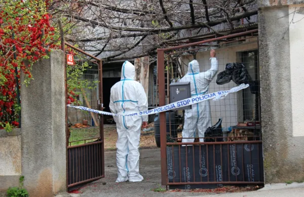 Preiskovalci so  v hiši umorjenega   zavarovali več  predmetov,  na  
njih  pa   biološke sledi  obtoženega.  