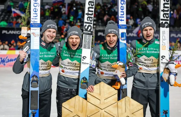 Slovenska skakalna reprezentanca v postavi Lovro Kos, Žiga Jelar, 
Timi Zajc in Anže Lanišek je postala svetovni prvak na ekipni tekmi 
v Planici.