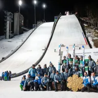 Slovenski skakalci za konec &scaron;e do zlate kolajne na ekipni tekmi