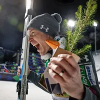 Slovenski skakalci za konec &scaron;e do zlate kolajne na ekipni tekmi