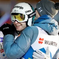 lovenska skakalna reprezentanca v postavi Lovro Kos, Žiga Jelar, Timi Zajc in Anže Lanišek je postala svetovni prvak na ekipni tekmi v Planici. 