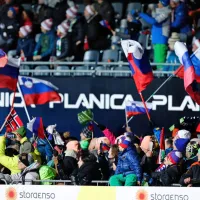 Slovenski skakalci za konec &scaron;e do zlate kolajne na ekipni tekmi