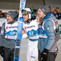 Slovenski skakalci za konec &scaron;e do zlate kolajne na ekipni tekmi