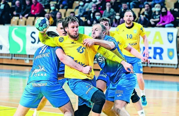 Celjani (v modrih dresih) so v pretekli sezoni v Bonifiki zaustavili 
Koprčane. Kako bo jutri? 