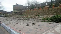 Del starega hleva se je porušil prav na bližnje balinišče. 