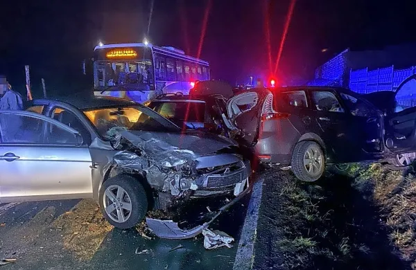 Namesto da bi ustavil, je pijani voznik v petek zvečer preprosto 
trčil v dva avtomobila, ki sta stala pred semaforjem. 