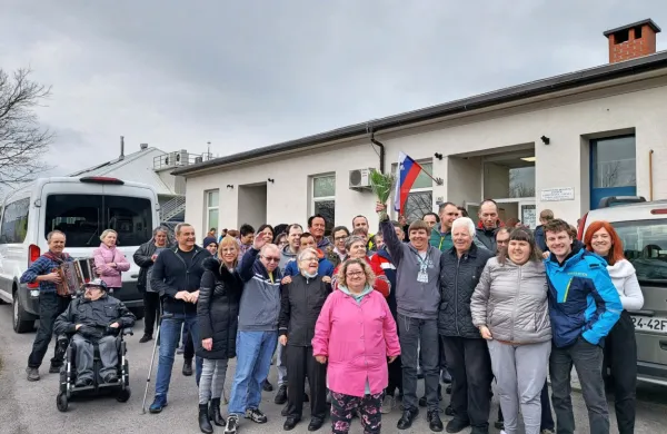  Dvakrat zlato Katjo Pegan  so danes s čestitkami in objemi pričakali 
že pred vhodom v ajdovsko enoto VDC. 