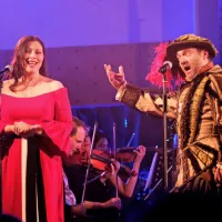  Nuška Drašček v vlogi Maddalene in  Aljaž Farasin kot vojvoda  mantovski v odlomku iz opere Rigoletto. 
