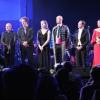   Marko Kobal  v družbi pevskih in glasbenih gostov, ki so poskrbeli za  vrhunsko izvedbo  koncertnega programa. 