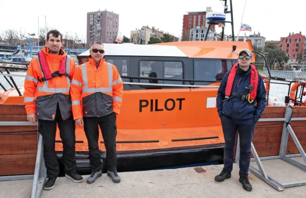Z leve: Martin Grando (član posadke pilotskega čolna), Kristjan 
Vran (voditelj pilotskega čolna) in Andrej Škapin (pilot).