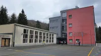 Gradnja nove športne dvorane in prizidka pri OŠ Dragotina Ketteja 
se zamika v prihodnja leta. Občina bo izdelala nov projekt, saj je 
sedanji neracionalen in prenapihnjen.