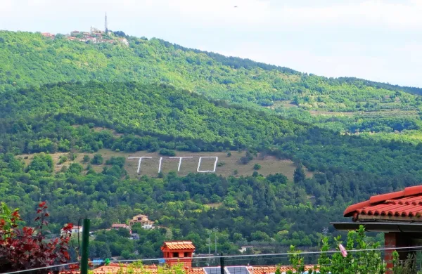 40 let po smrti Josipa Broza Tita je zaradi komentarjev pod 
člankom o njegovem napisu nad Dekani tekla kri. 