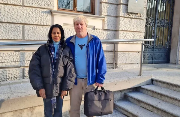 Dejan  Skrt  z ženo Meggy Megawaty  pred ljubljanskim  sodiščem,  ki  
obravnava  njegovo  tožbo  proti državi.  