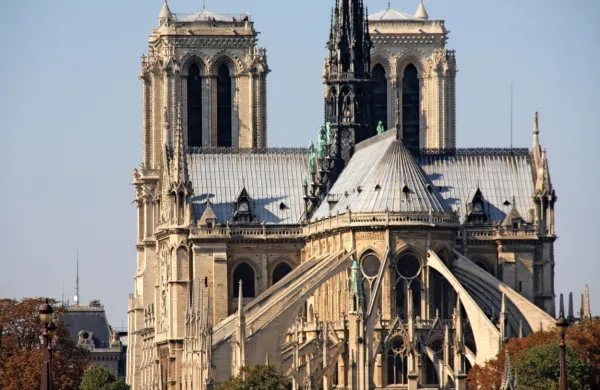 Pariško katedralo Notre-Dame bodo znova odprli predvidoma 
decembra prihodnje leto.