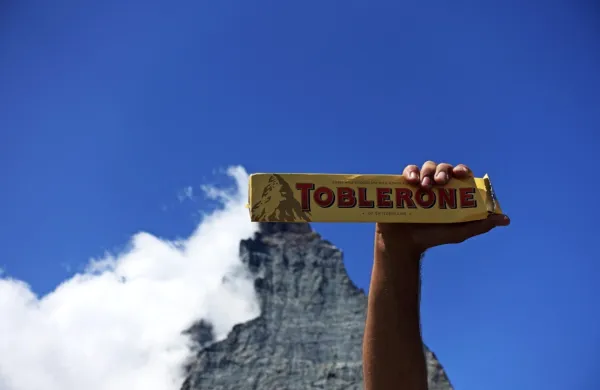 Proizvajalec čokolade Toblerone bo moral zaradi selitve dela 
proizvodnje iz Švice na Slovaško z embalaže umakniti podobo   
gore Matterhorn.