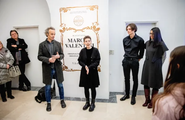 V galeriji Vžigalica so na ogled tako Valentinijevi ponaredki kot tudi avtorska dela.