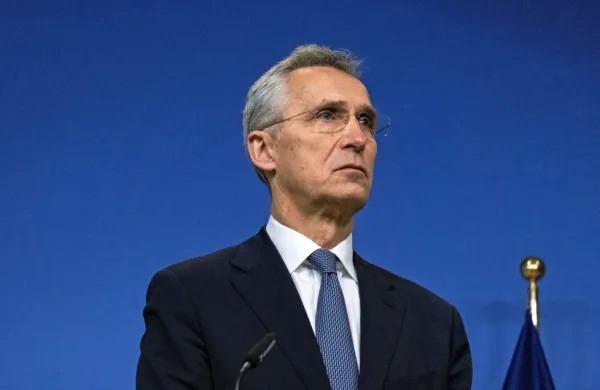 Ukrajinsko mesto Bahmut bi lahko v prihodnjih dneh padlo v roke 
ruskih sil, je danes ob robu neformalnega zasedanja ministrov za 
obrambo EU v Stockholmu dejal generalni sekretar zveze Nato 
Jens Stoltenberg.