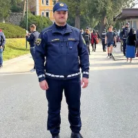 Eugenija Carl je ponosna na sina Matijo, ki ga že od nekdaj 
zanimajo letala, letos pa si je izpolnil še eno željo – postal je 
rezervni policist.
