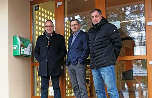 AED je Srednji gozdarski, lesarski in zdravstveni šoli Postojna 
doniralo podjetje Unika TTI. Na fotografiji (z leve): direktor 
podjetja Simon Premrl, ravnatelj šole Miha Uhelj in komercialni 
direktor Peter Premrl. 
