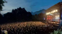     Koliko jih ima tinitus? Čeprav je zastavljeno vprašanje seveda šala, ne gre podcenjevati slušnih okvar, ki 
lahko nastanejo zaradi  (pre)glasnih glasbenih in drugih dogodkov.   