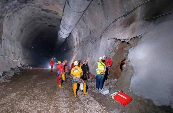 Vhod v jamo 17 bo ostal zaprt z vrati, tudi ko bo po drugem tiru stekel železniški promet. 