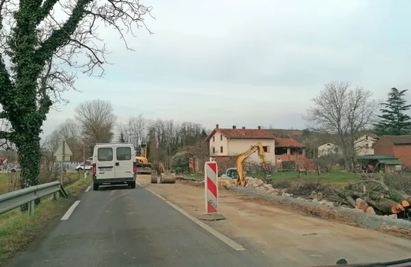 Urejajo cesto in gradijo kanalizacijo