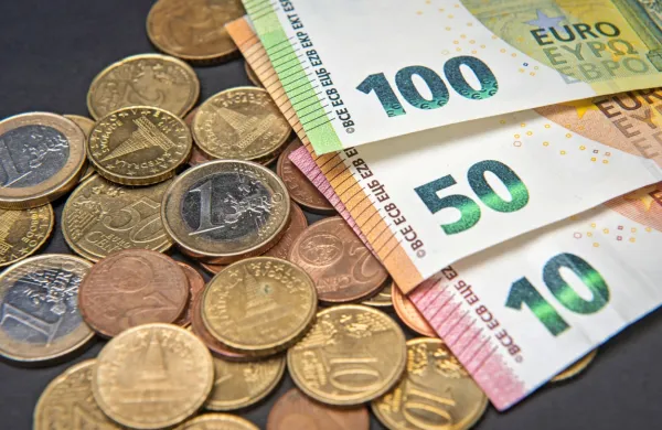 Stro&scaron;ki dela ob koncu lanskega leta občutno vi&scaron;ji