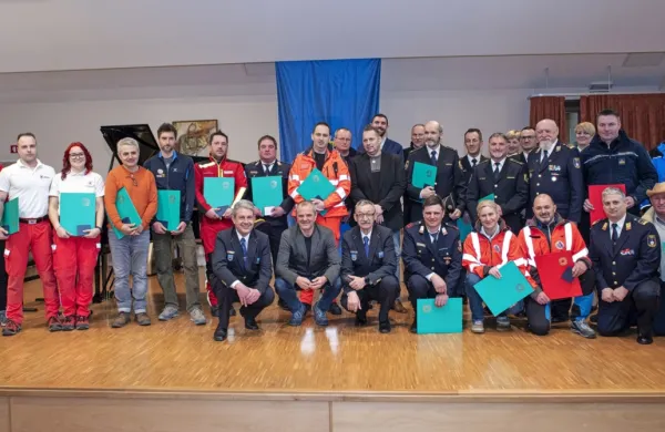 Na regijski slovesnosti v Tolminu so zaslužnim podelili priznanja civilne zaščite.