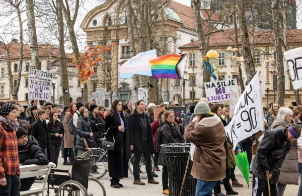 Feministično obarvani shod ob dnevu žena je RTVS prenašala na 
spletnem portalu MMC.